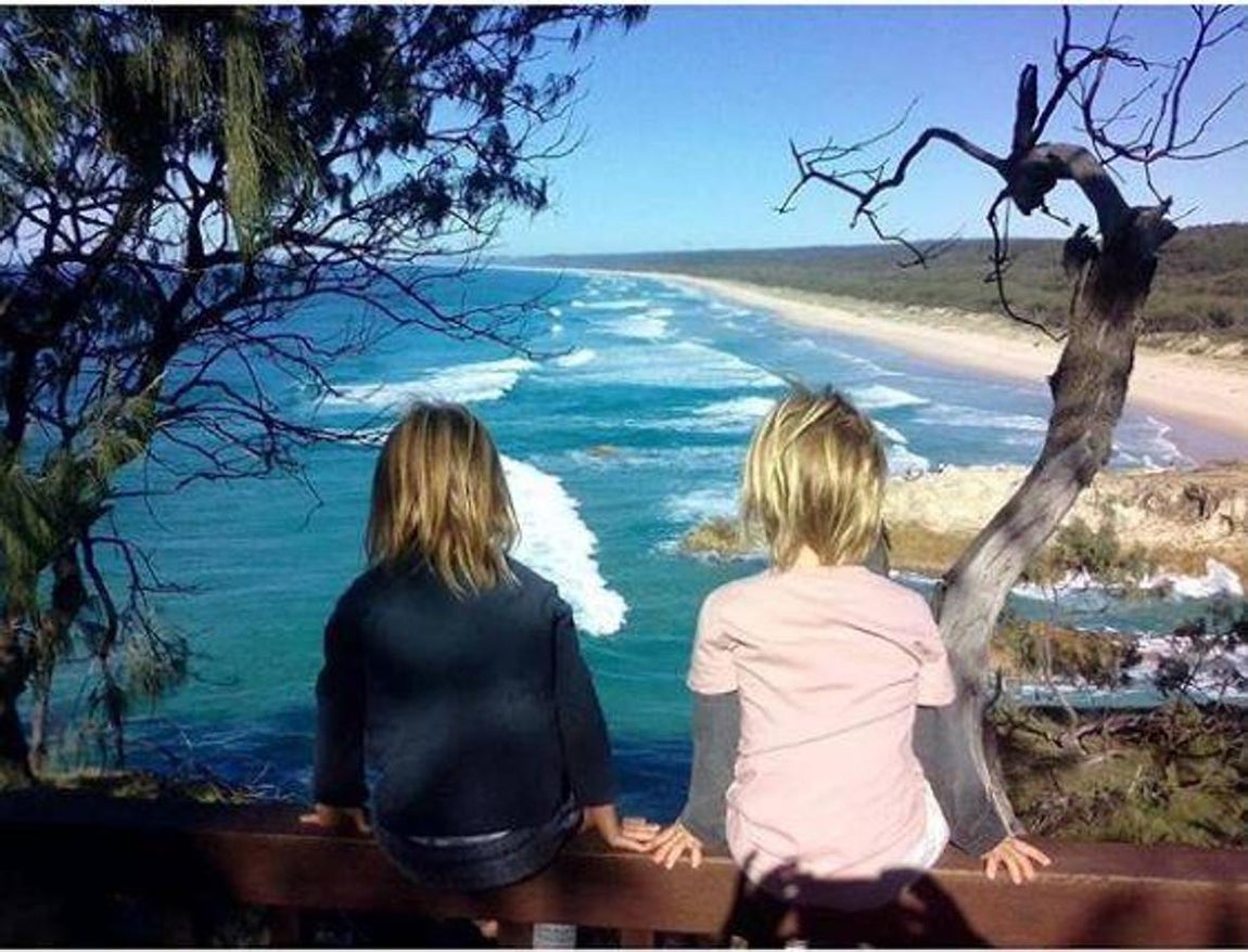 Elsa Pataki. La modelo española pasa la tarde del viernes con sus hijos disfrutando de una demostración de surf como solo saben hacerlo en Australia