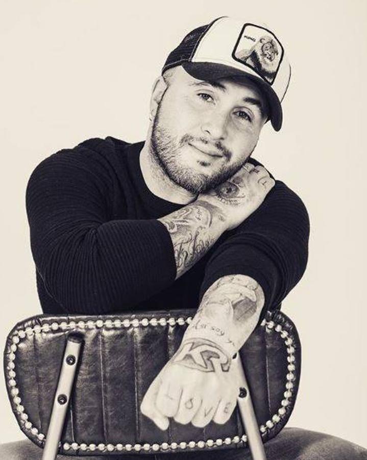 Kiko Rivera. El cantante disfruta de su vuelta a las redes sociales y felicita el viernes con esta foto que muestra la alegría que le genera el éxito de sus temas