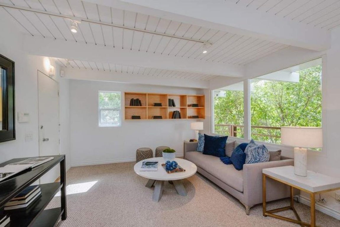 Entrada. El el hall de la casa se aprovecha como una coqueta sala de estar, tiene un balcón con vistas a la piscina