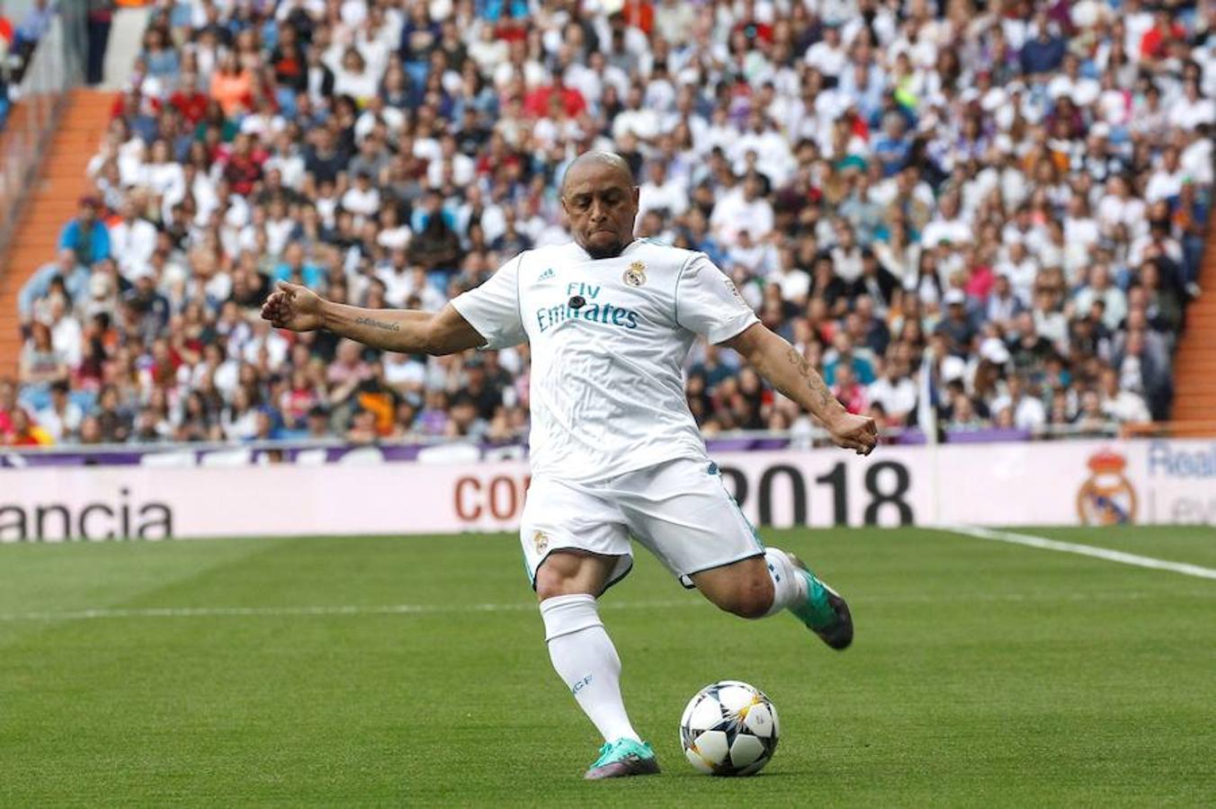 Roberto Carlos disfrutó como hacía años en la banda del Bernabéu. 