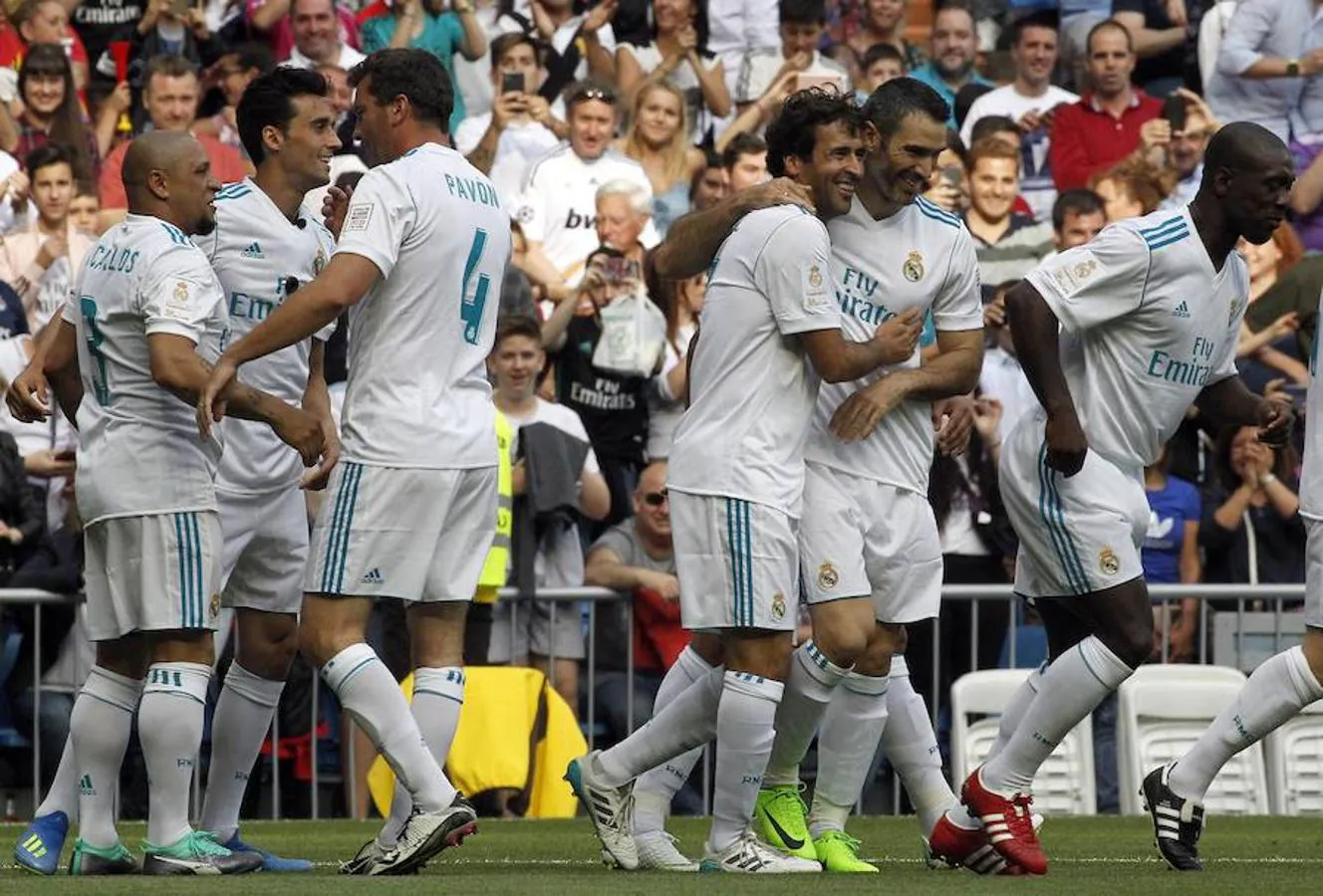 Las leyendas del Real Madrid celebran el gol del triunfo ante el Arsenal. 