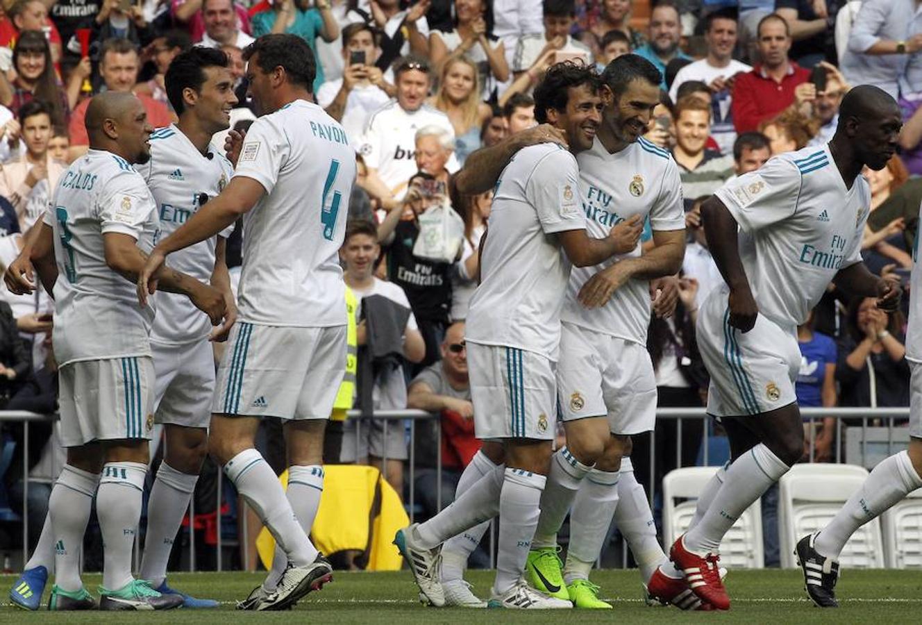 Las leyendas del Real Madrid celebran el gol del triunfo ante el Arsenal. 