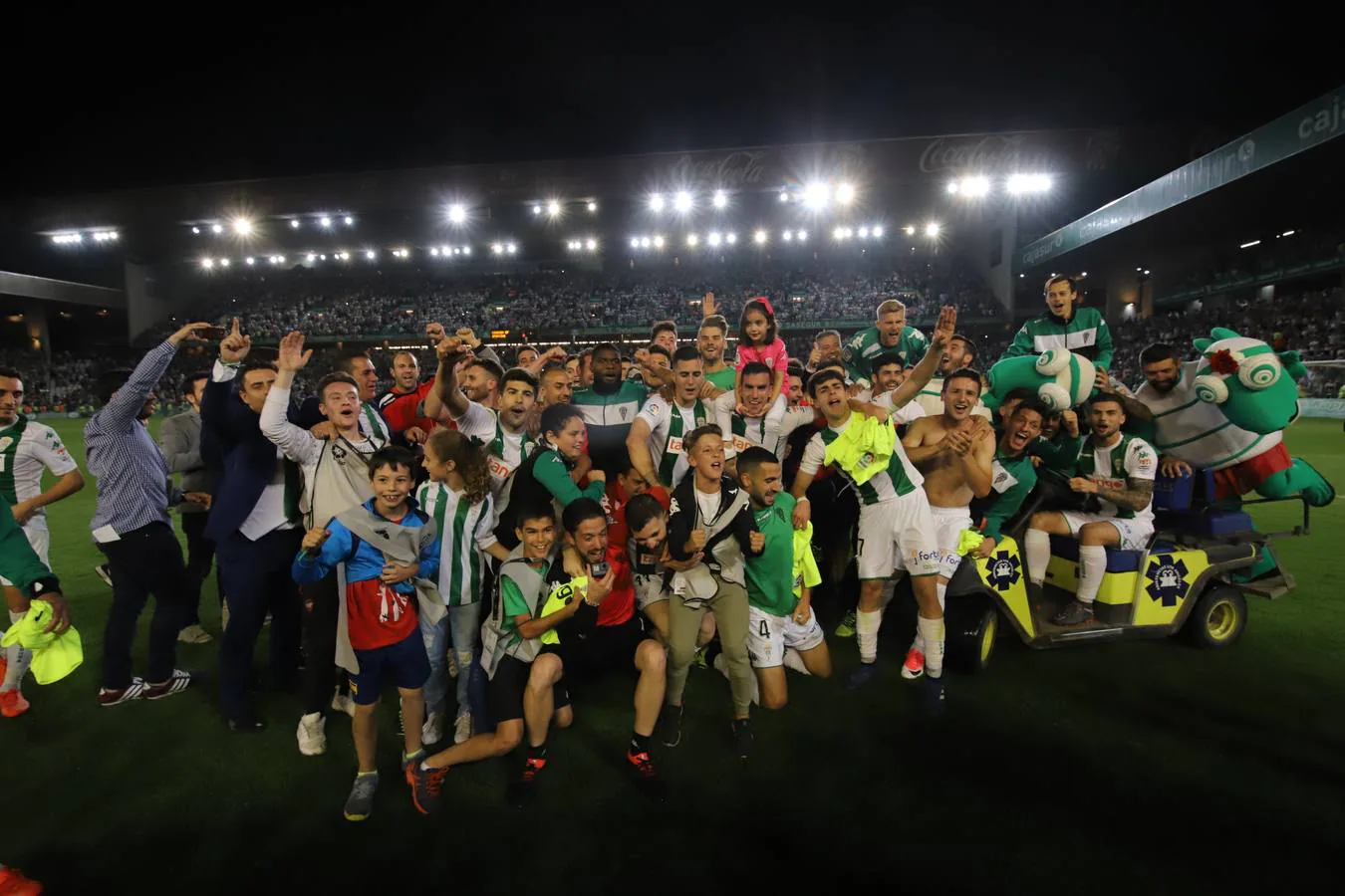 En imágenes, la celebración de la permanencia del Córdoba CF sobre el césped