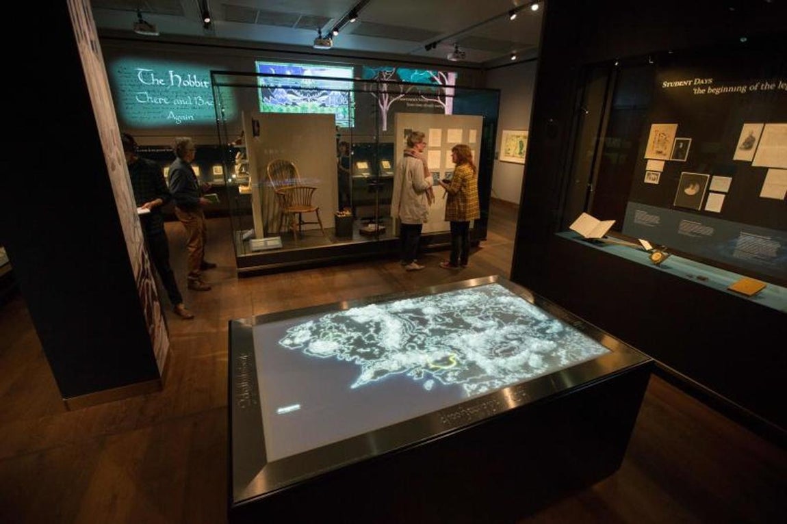 Uno de los mapas de Tolkien en el centro de una de las salas de la exposición