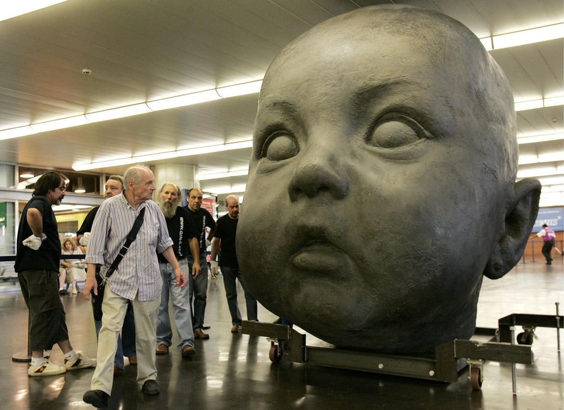 Una de las esculturas de Antonio López en Atocha. 