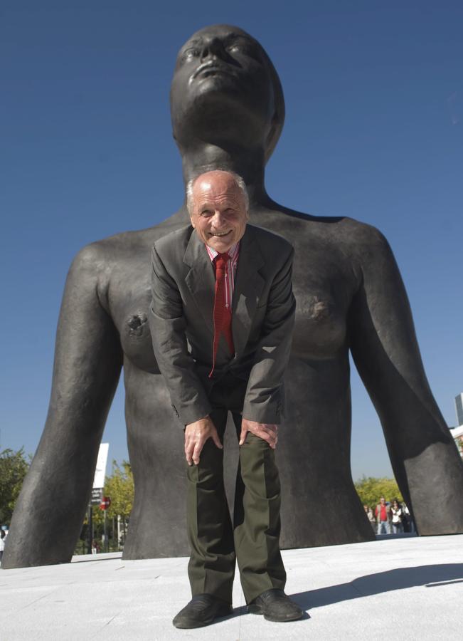 Antonio López posa con su «Mujer de Coslada». 