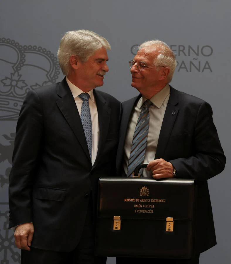 El ministro de Exteriores, UE y Cooperación, Josep Borrell (centro), recibe la cartera de su antecesor, Alfonso Dastis. 