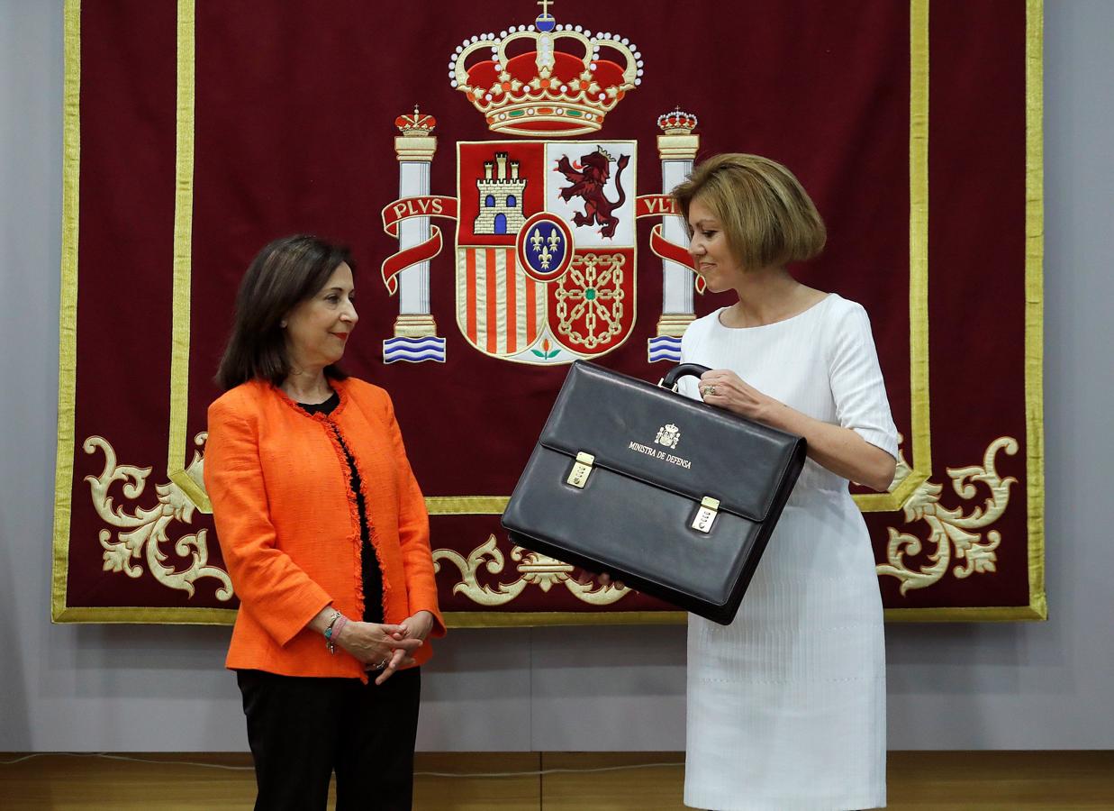 La ministra de Defensa, Margarita Robles (izquierda), posa junto a su predecesora en el cargo, María Dolores de Cospedal, durante la ceremonia de traspaso de cartera en el Ministerio de Defensa. 