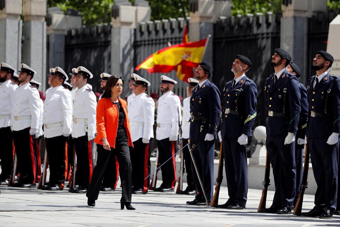 La ministra de Defensa, Margarita Robles, pasa revista durante la ceremonia de traspaso de cartera en el Ministerio de Defensa en Madrid. 