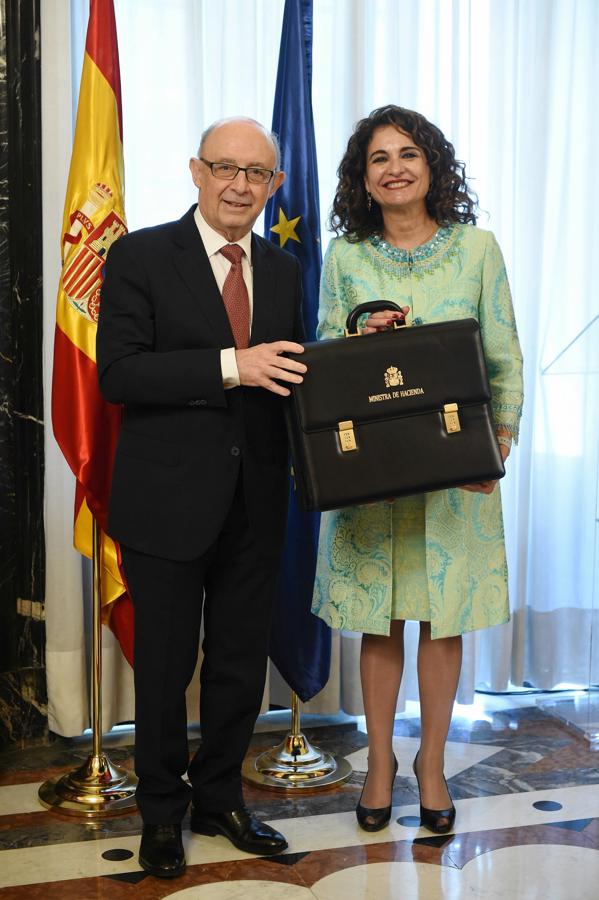 La nueva ministra de Hacienda, María Jesús Montero, recibe la cartera del ministro saliente, Cristóbal Montoro. 