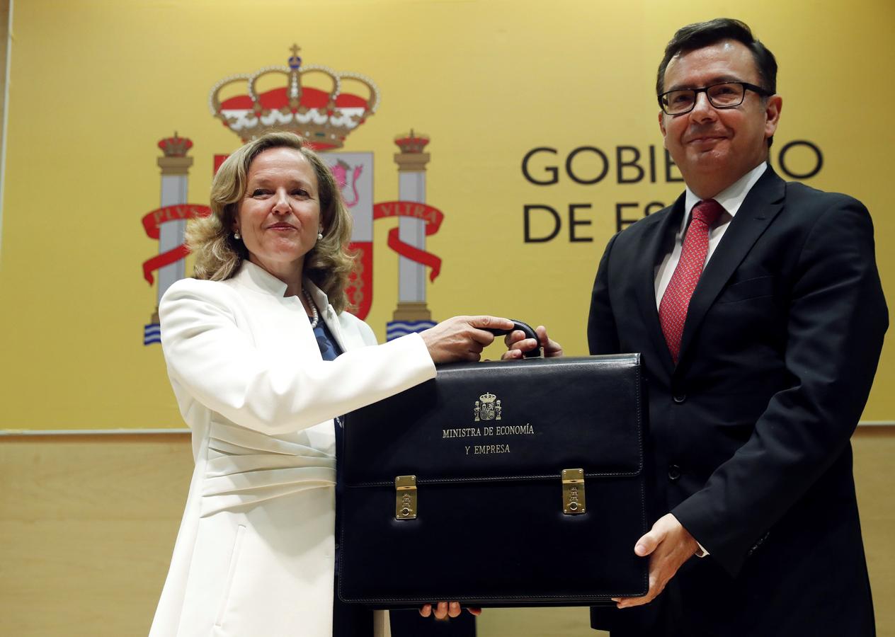 La ministra de Economía, Nadia Calviño, recibe la cartera de su antecesor en el cargo, Román Escolano. 