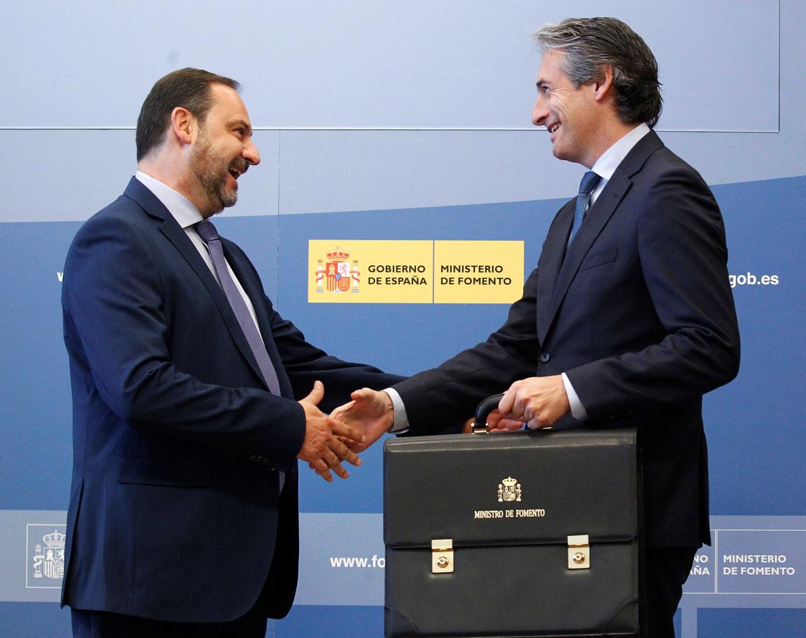 El ministro de Fomento, José Luis Ábalos (izquierda), recibe la cartera del ministerio del que es titular de manos de su antecesor en el cargo, Íñigo de la Serna. 