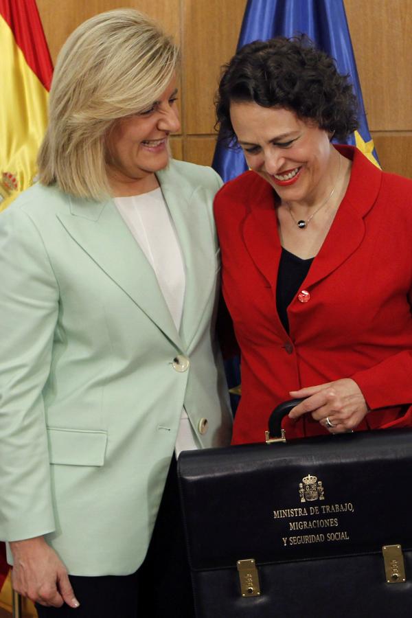 Magdalena Valerio (derecha), sonríe tras recibir la cartera del ministerio de Trabajo, Migraciones y Seguridad Social de manos de Fátima Báñez. 