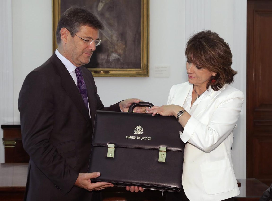 La nueva ministra de Justicia, Dolores Delgado, recibe la cartera de su Ministerio de manos de su antecesor en el cargo, Rafael Catalá. 