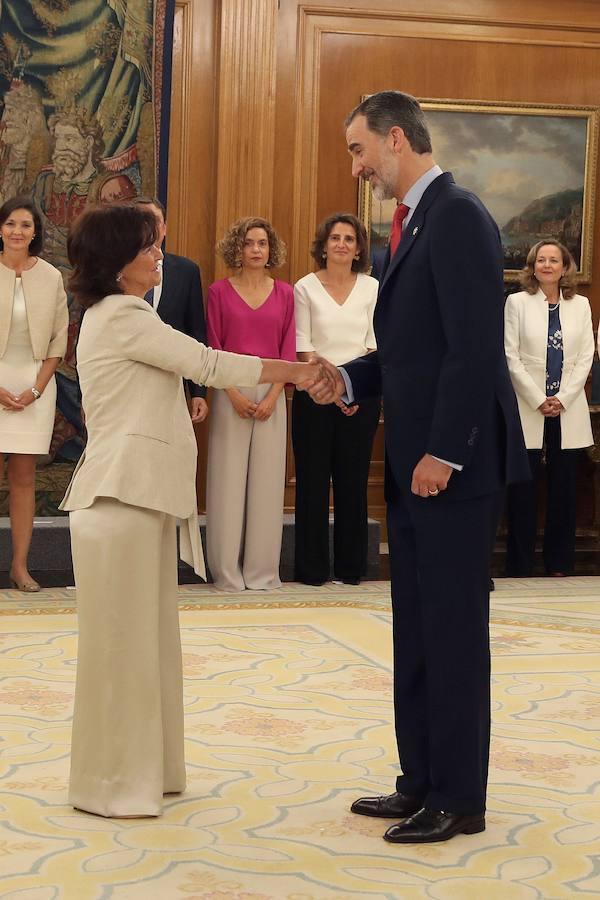 Carmen Calvo saluda a Don Felipe. 