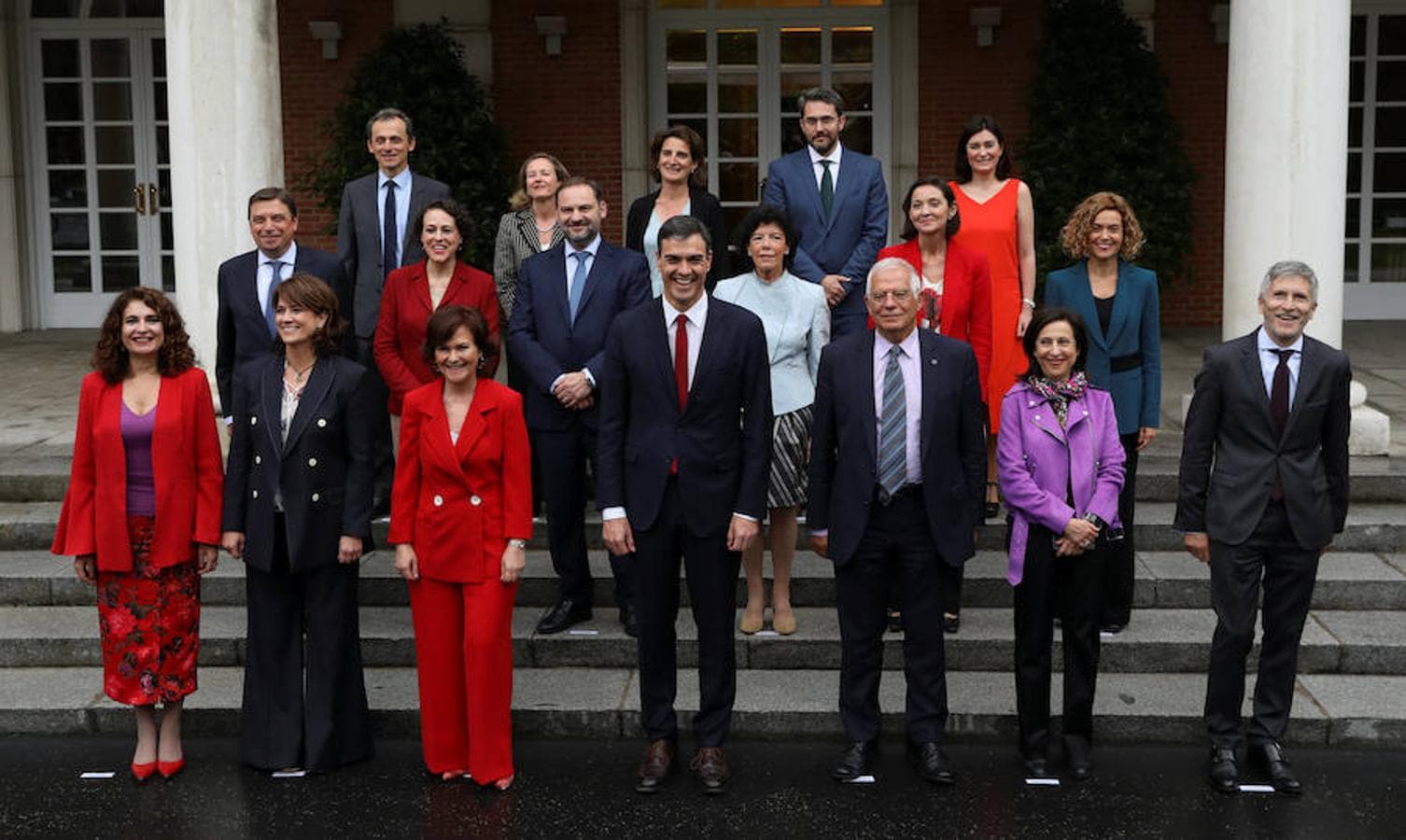 Primera foto de familia de Pedro Sánchez y sus ministros. 
