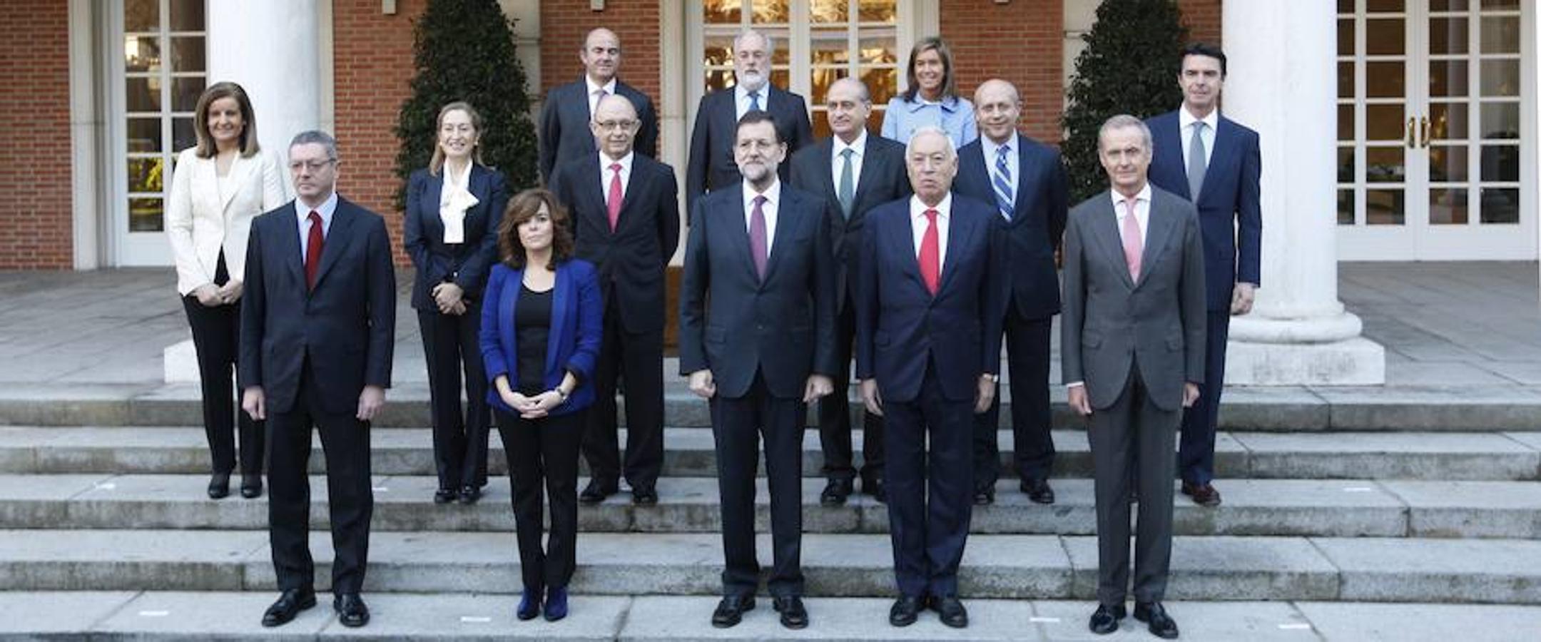 Primera foto de familia en Moncloa de Mariano Rajoy junto a sus ministros. 