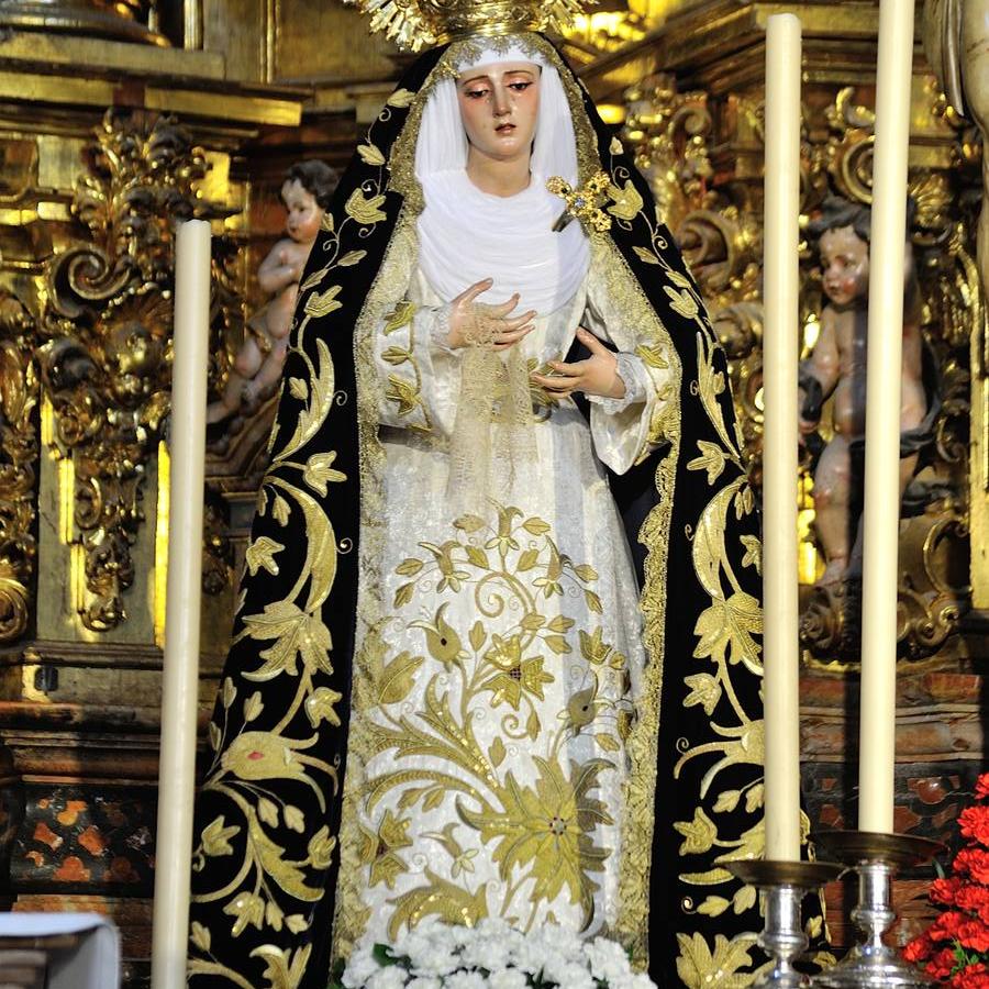 Los titulares del Calvario reciben culto en el altar mayor de la Magdalena