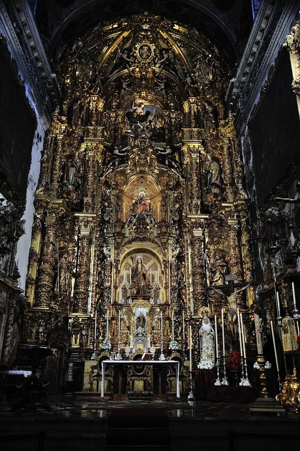 Los titulares del Calvario reciben culto en el altar mayor de la Magdalena