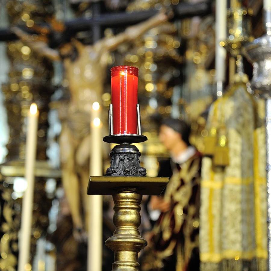 Los titulares del Calvario reciben culto en el altar mayor de la Magdalena