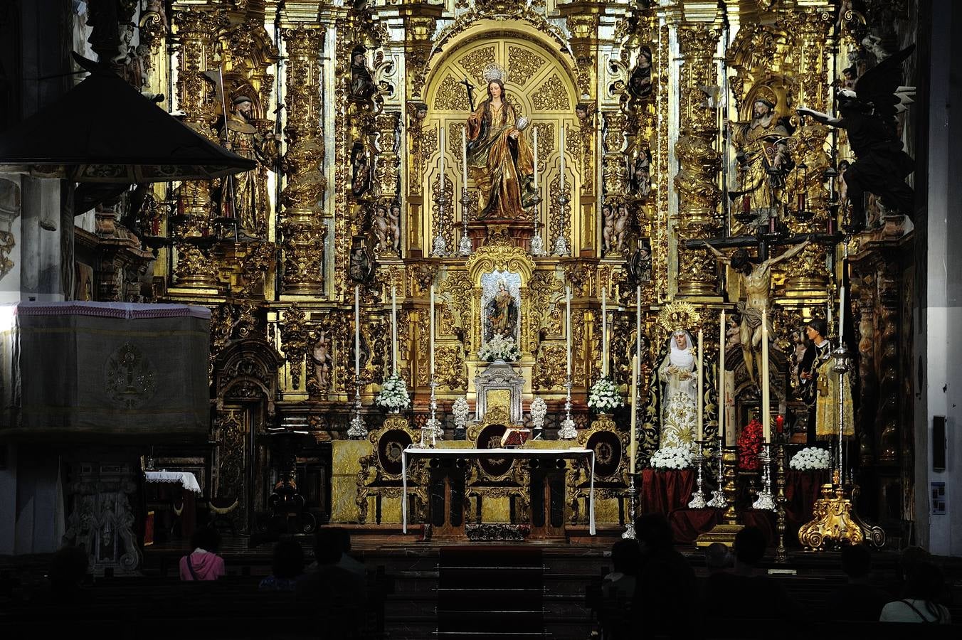 Los titulares del Calvario reciben culto en el altar mayor de la Magdalena