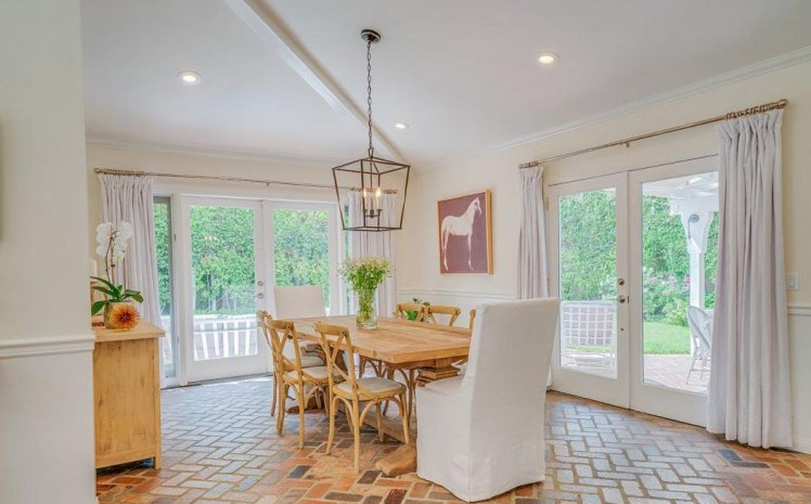 Comedor. El comedor tiene suelos de terrazo y muebles de madera, comunica con el porche y tiene mucha luz