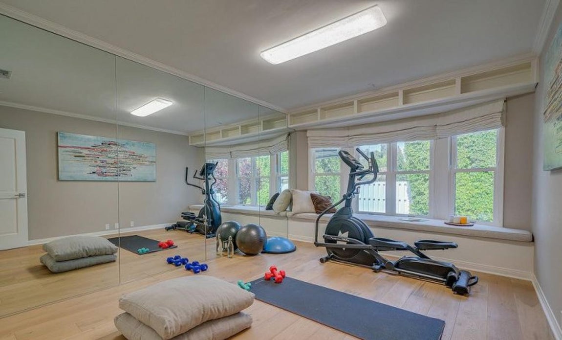 Gimnasio. Una habitación para encerrarse y ponerse en forma no falta en ninguna casa de Los Ángeles. No hay demasiadas máquinas, solamente una para hacer cardio