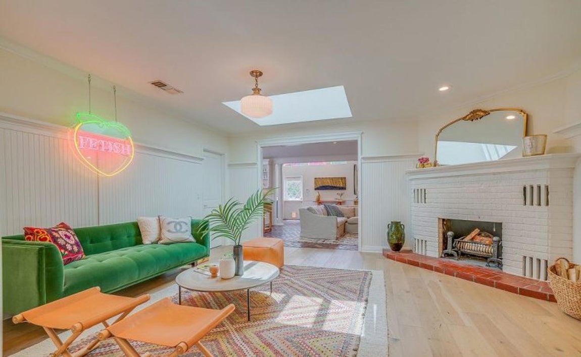 Luminosa. El color blanco reina en todas las estancias y potencia la claridad. La casa está configurada para sacar el mayor partido a la luz natural. Tiene numerosos elementos que cumplen esta función: espacios acristalados y ventanas cenitales