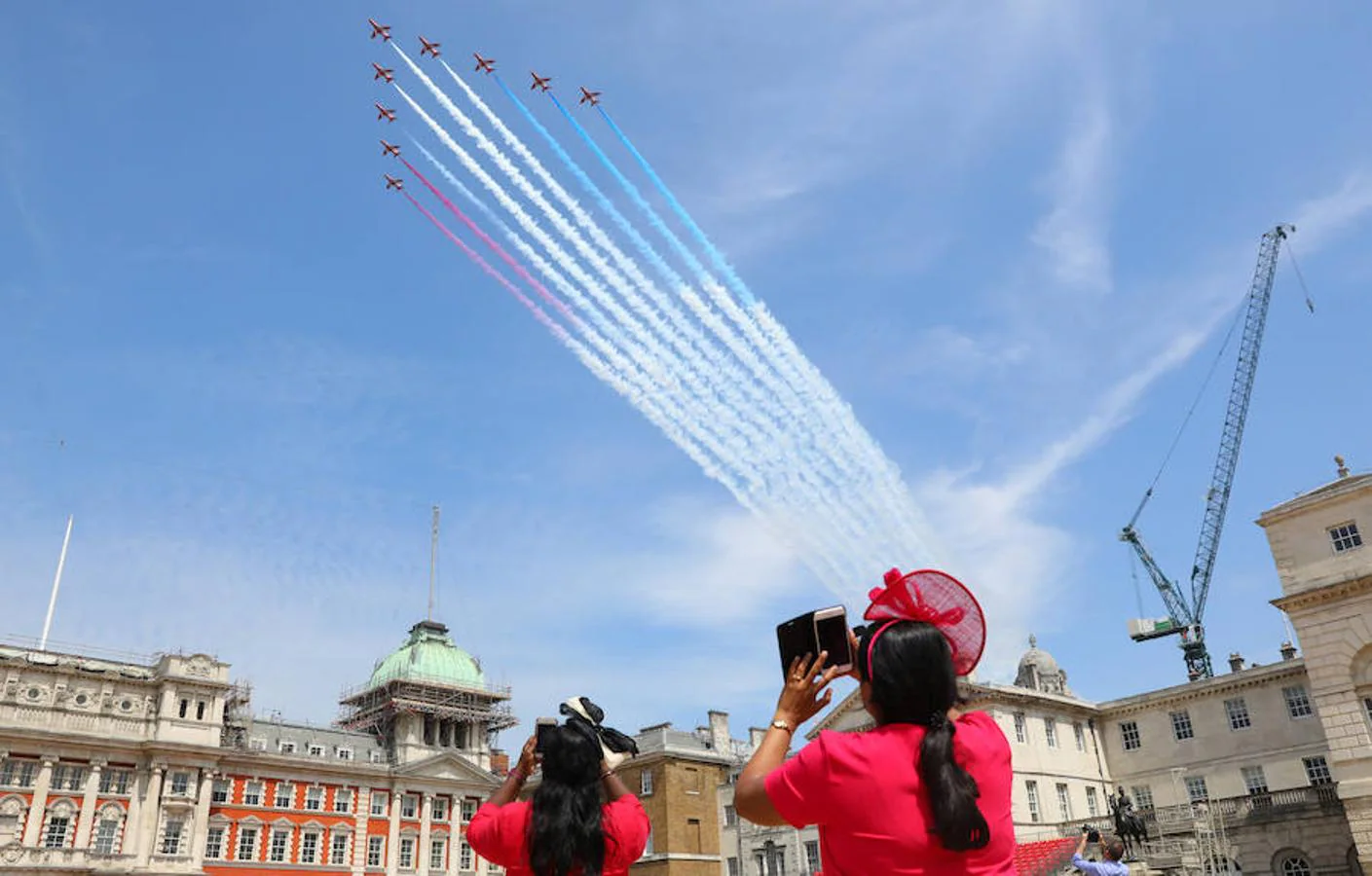 Espectáculo aéreo. El desfile se ha complementado con una exhibición aérea en la que los aviones de la guardia dibujaban la bandera británica en el cielo