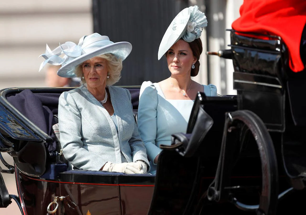 Paralelismo. Como si se hubiesen puesto de acuerdo, Camila de Cornualles y la duquesa de Cambridge han lucido diseños en  tono azul «bebé» que complementaban con un tocado del mismo color