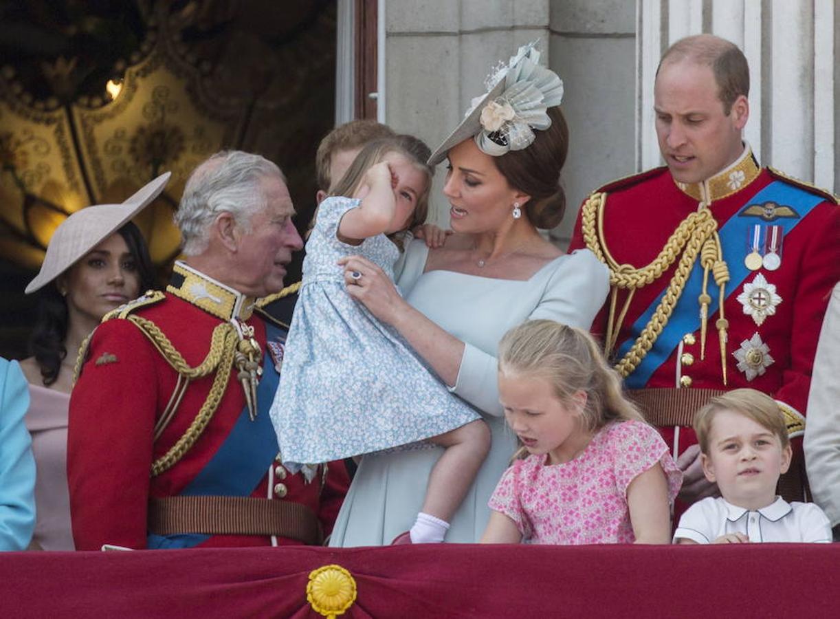 Cansancio. La princesa Carlota se ha cansado de mirar tanto tiempo hacia el cielo y su madre, Catalina de Cambridge ha optado por cogerla en brazos