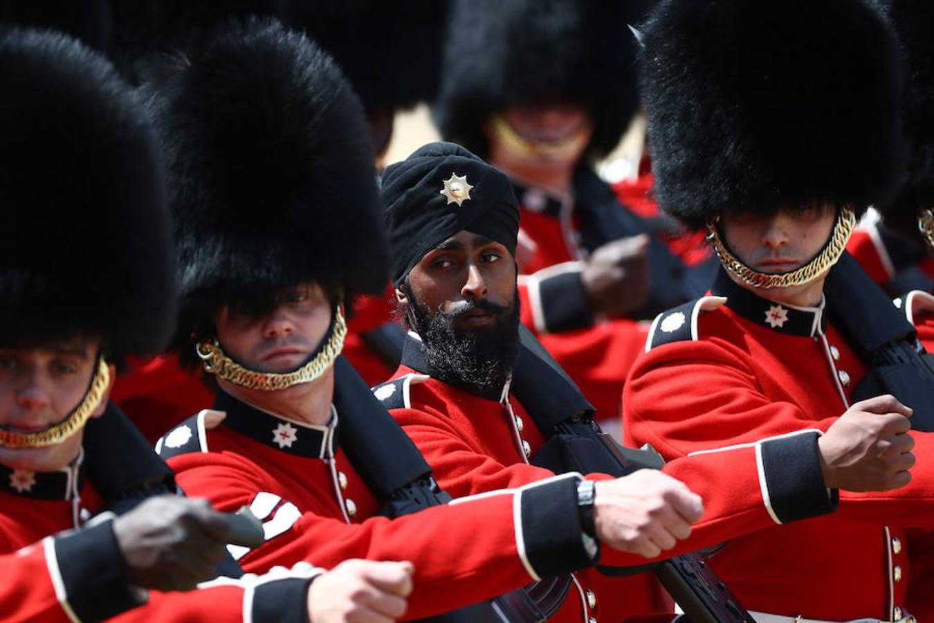 Visibilización. Algunos a caballo y otros a pie. Entre los guardias reales que desfilan portando su arma al hombro, destaca Singh Lall (22) el primer soldado de la guardia Charanpreet en lucir un turbante