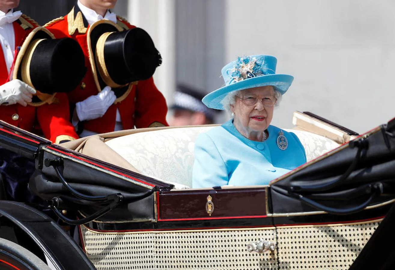 Estilismo. Para la gran ocasión, la Reina ha optado por un vestido azul cielo que acompaña con un sombrero en el mismo tono. Atrás ha dejado las gafas de sol, complemento que ha usado estos días de atrás por motivo de su operación de cataratas, según The Telegraph