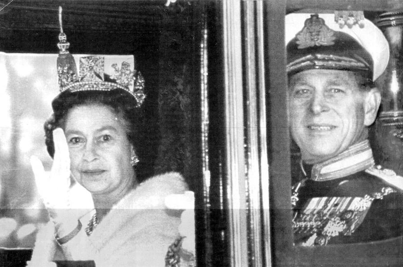 Camino del Parlamento. La Reina  de Inglaterra  y su esposo se dirigen a la ceremonia de apertura  del Parlamento británico en 1980.