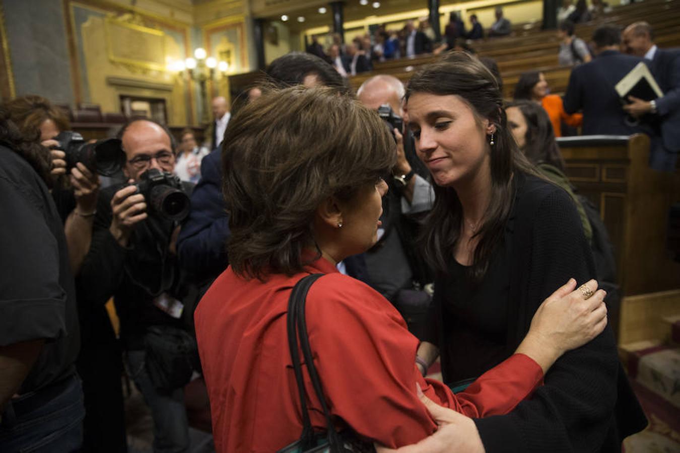 Soraya Sáenz de Santamaría se mostró muy cercana con Irene Montero. 