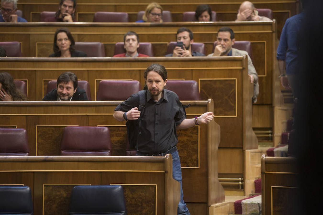 Pablo Iglesias, de camisa negra y vaqueros tras los días más difíciles para su pareja. 