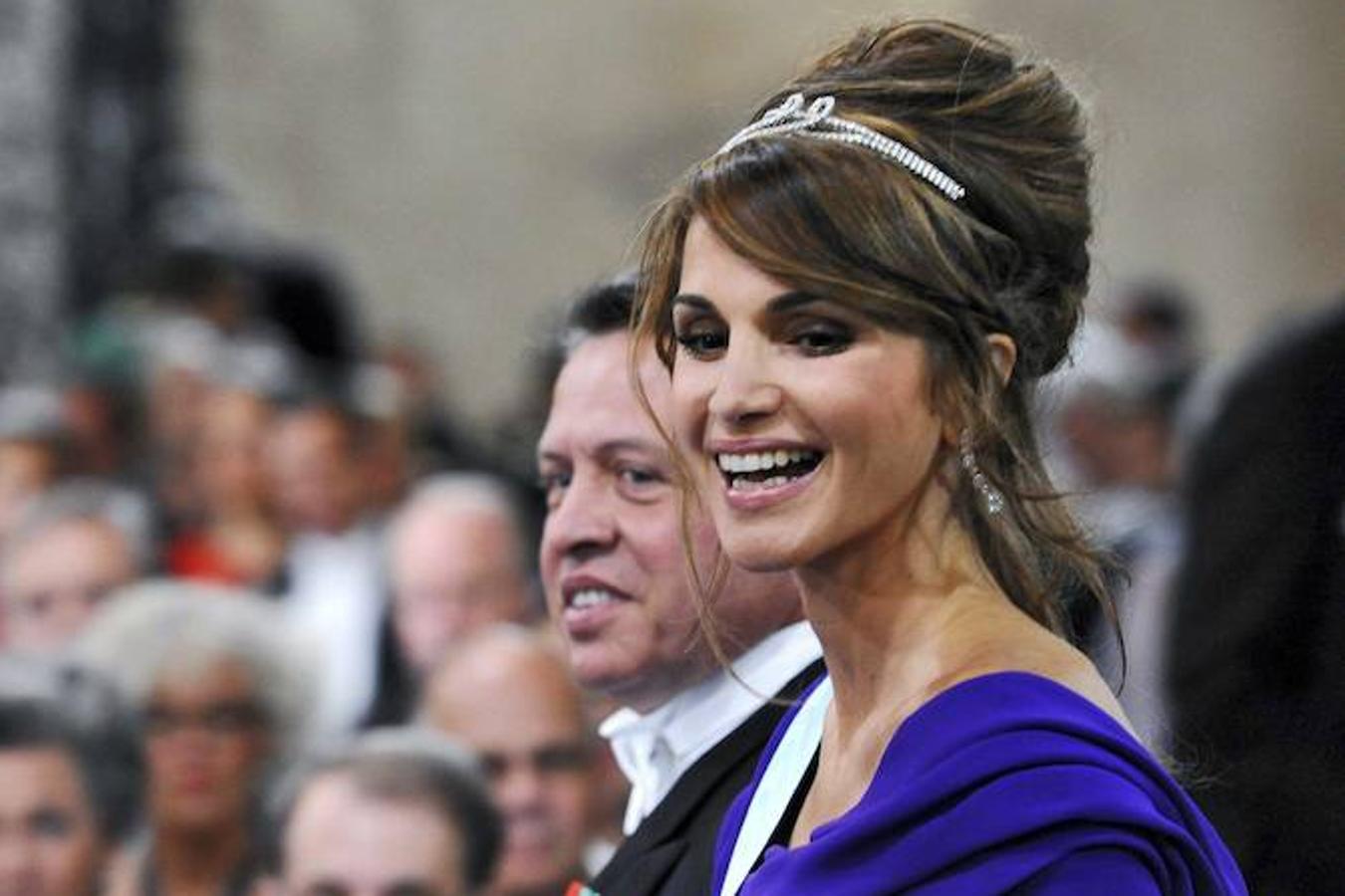 Ceremonias. En 2010, Rania de Jordania asiste junto a su marido a la boda entre la princesa heredera Victoria de Suecia y Daniel Westling que tiene lugar en la catedral de San Nicolás de Estocolmo