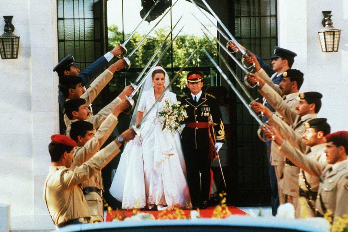 Marido y mujer. Para su boda, Rania escogió un vestido a medida de la firma Bruce Oldfield y lució una diadema. Después, para la recepción oficial, se cambió de vestido. Abdullah usó su uniforme militar.