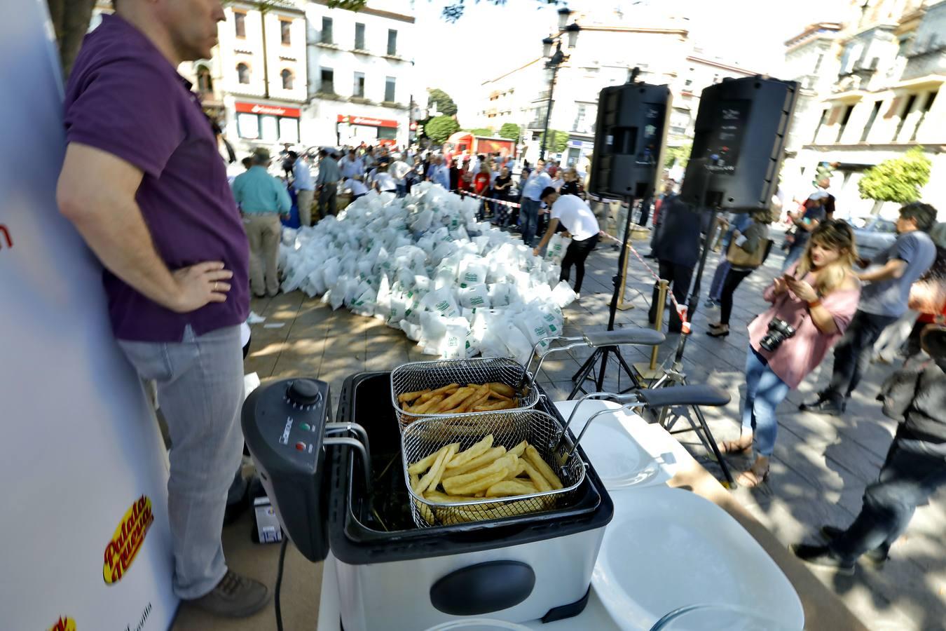 Regalan 5.000 kilos de patata nueva en Sevilla