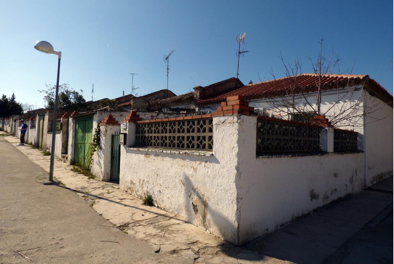 Vista desde un esquinazo de la antigua colonia de viviendas junto a la actual Ronda del Arroyo. FOTO RAFAEL DEL CERRO.. 