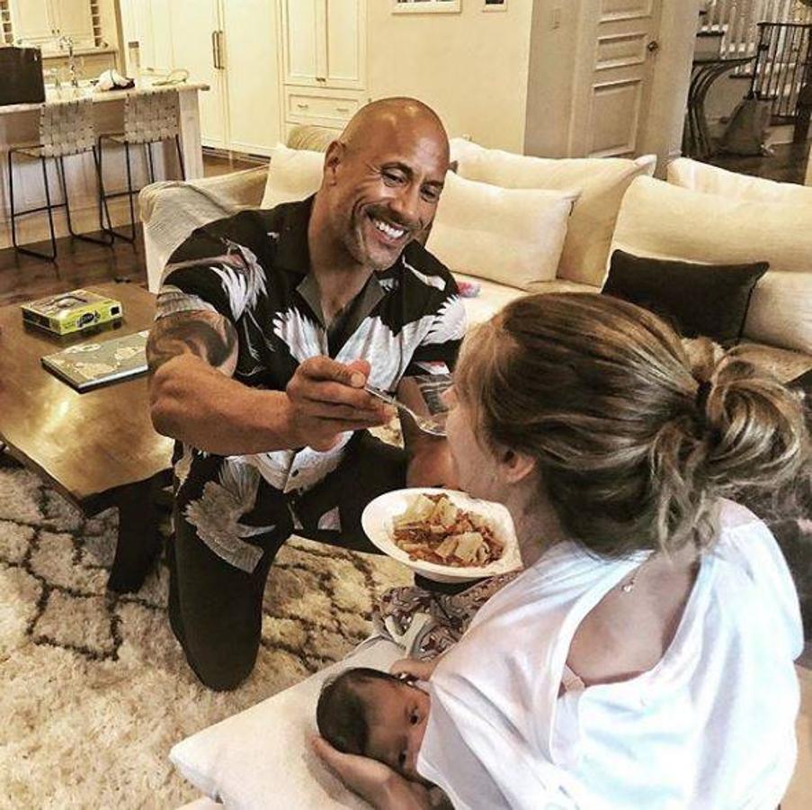 Dwayne Johnson. El actor popularmente conocido como «La Roca» da de comer a su mujer, Lauren Hashian, mientras esta da el pecho a la pequeña Tiana. Un gesto que visiibiliza la dura tarea de ser mamá