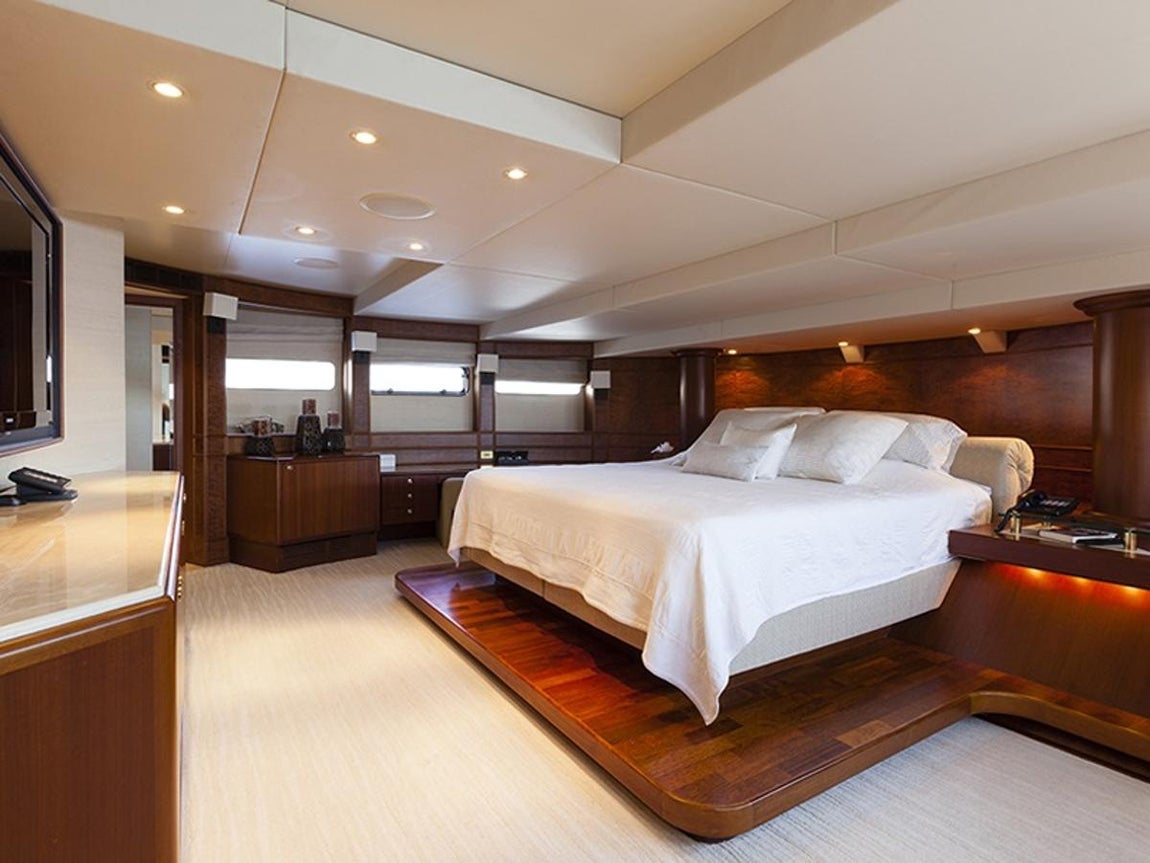 Heesen 40m. Cuenta con un camarote Máster, otro VIP, una habitación doble y dos «twins»