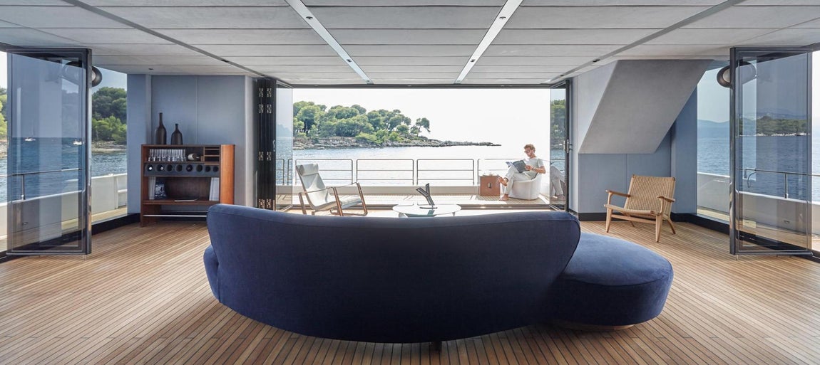 Midori. Tiene 21 metros de eslora. Da mucho juego a sus trilpulantes, que podrán usarla para tomar el sol, hacer comidas al aire libre o usar su impresionante jacuzi