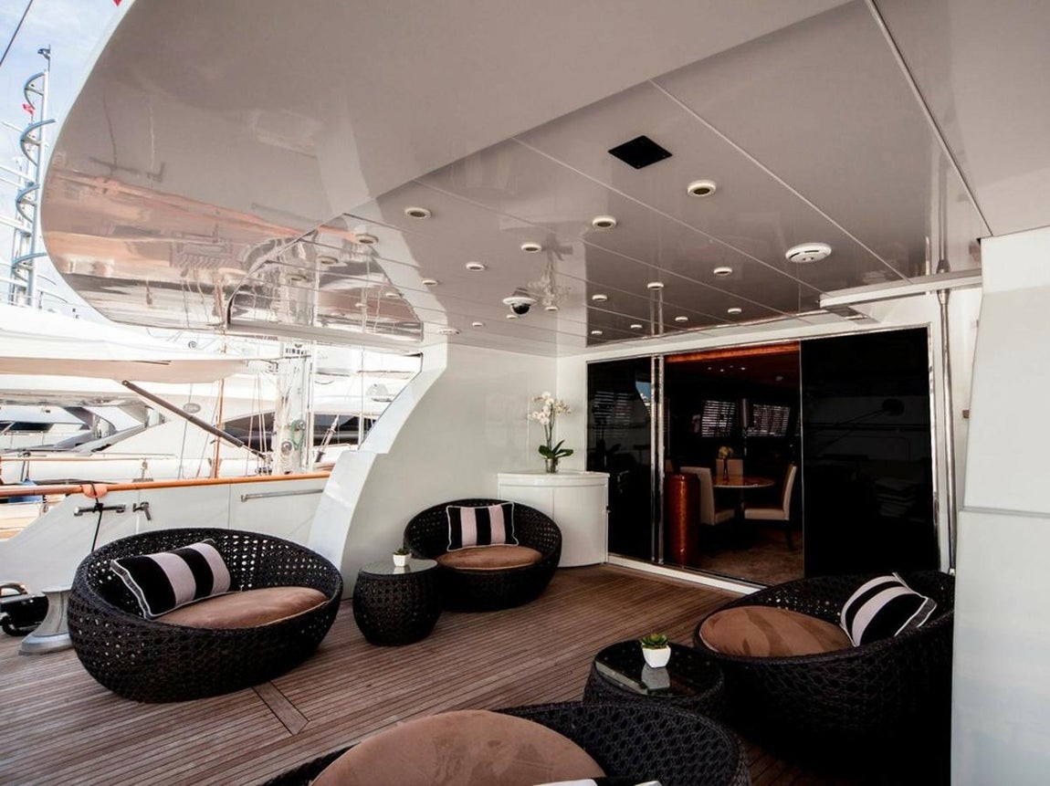 Mondomarine. Tiene 36.5 m de eslora, 7.25 m. de manga y 2.8 m de calado