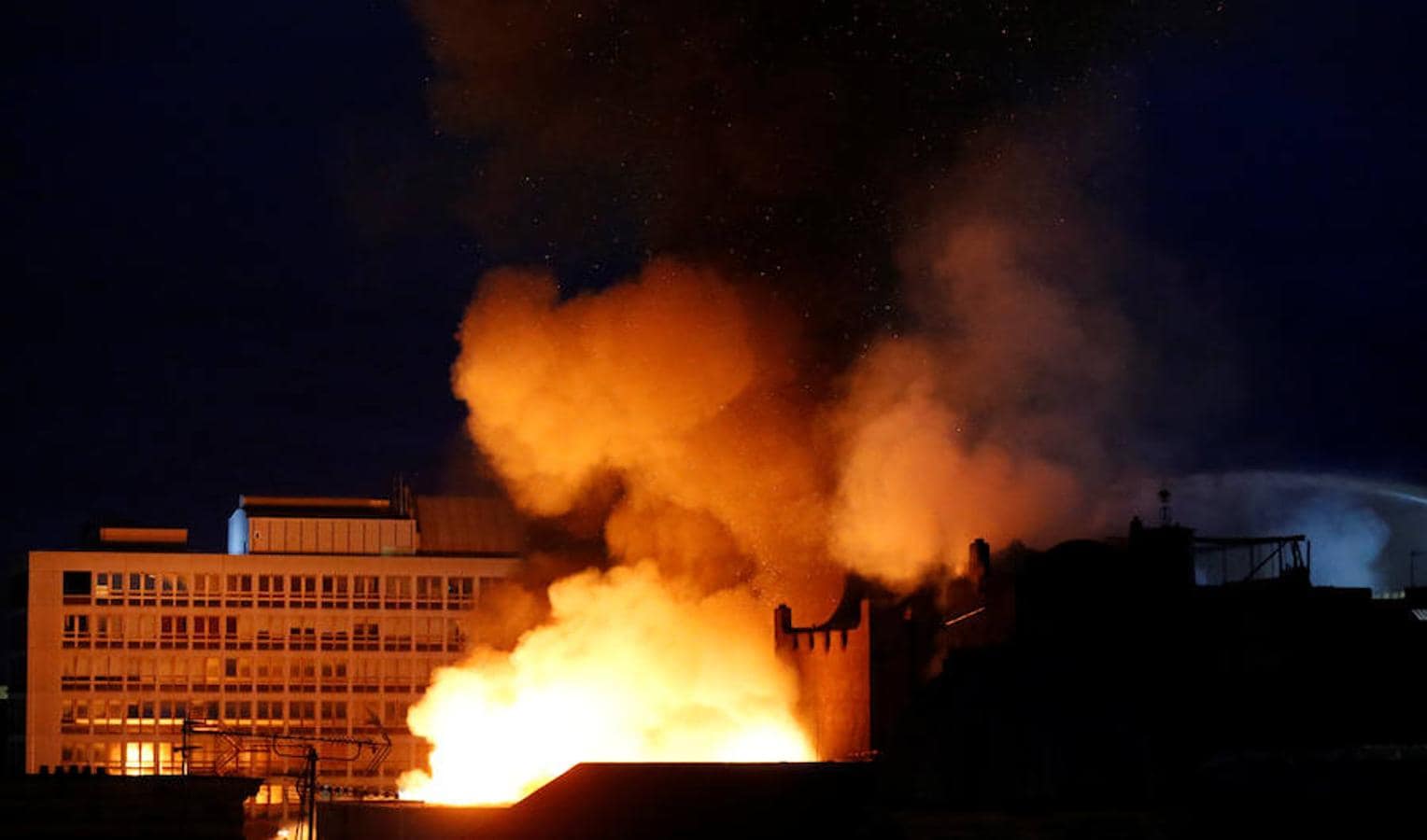 La Escuela de Arte de Glasgow sufrió un incendió de casi las mismas dimensiones en mayo de 2014 y aún se encontraba inmerso en las labores de reconstrucción. 