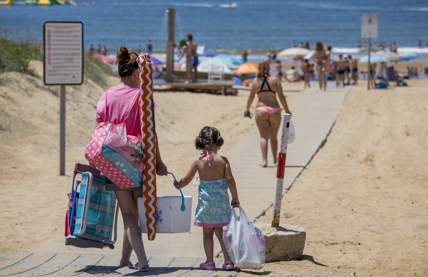 Las imágenes sobre la afluencia masiva a las costas de Huelva