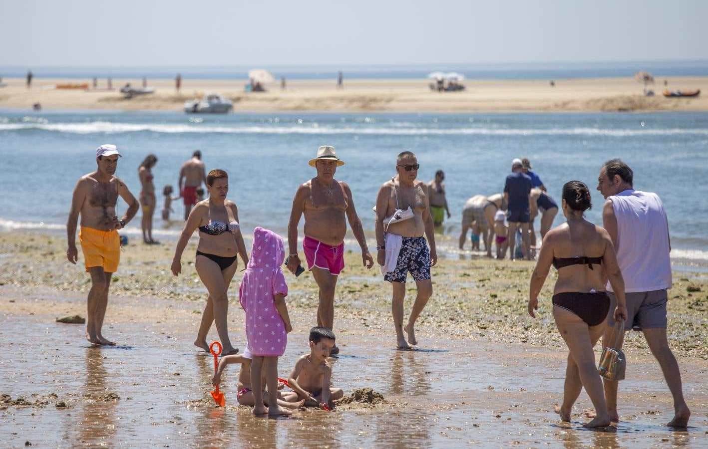 Las imágenes sobre la afluencia masiva a las costas de Huelva