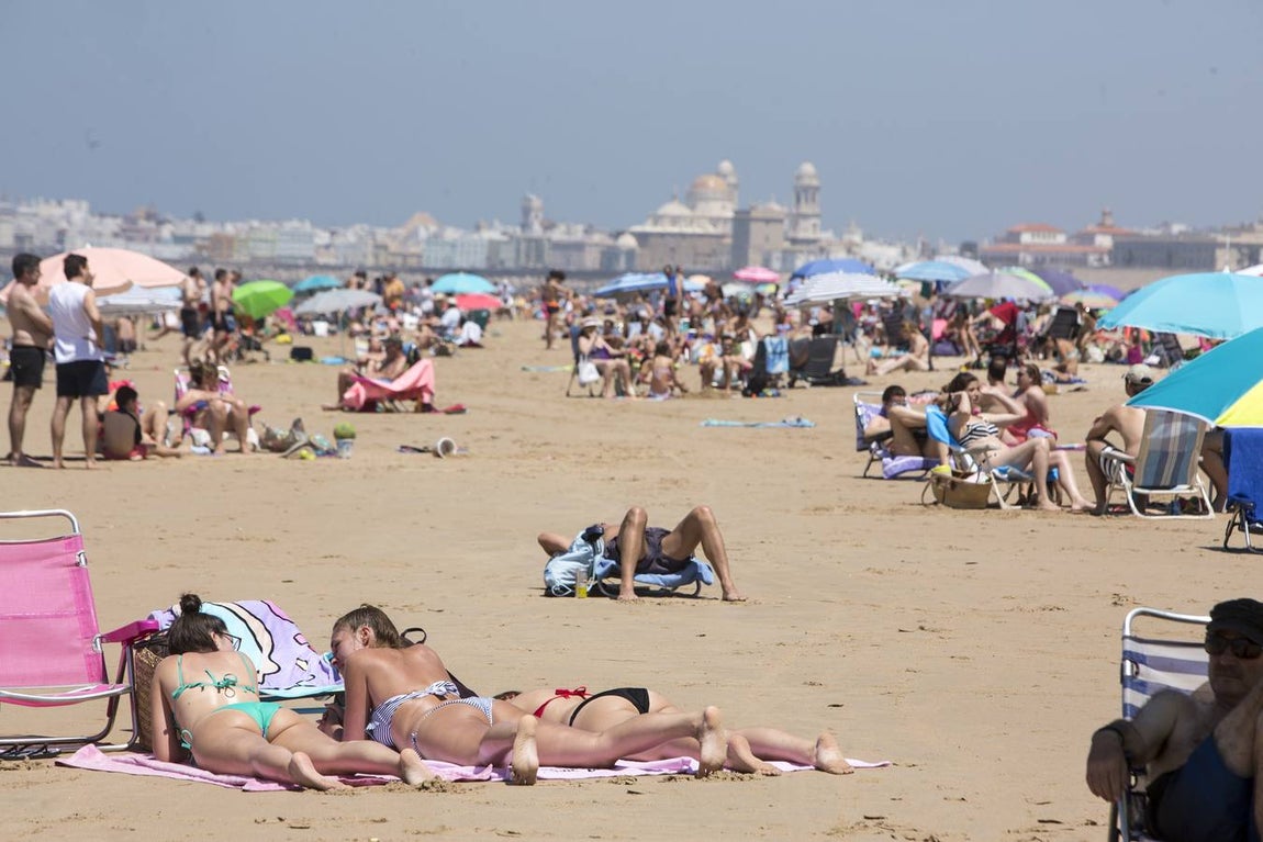 Las playas de Cádiz, llenas el primer fin de semana veraniego