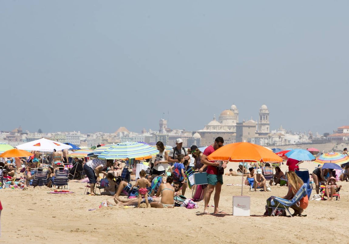 Las playas de Cádiz, llenas el primer fin de semana veraniego