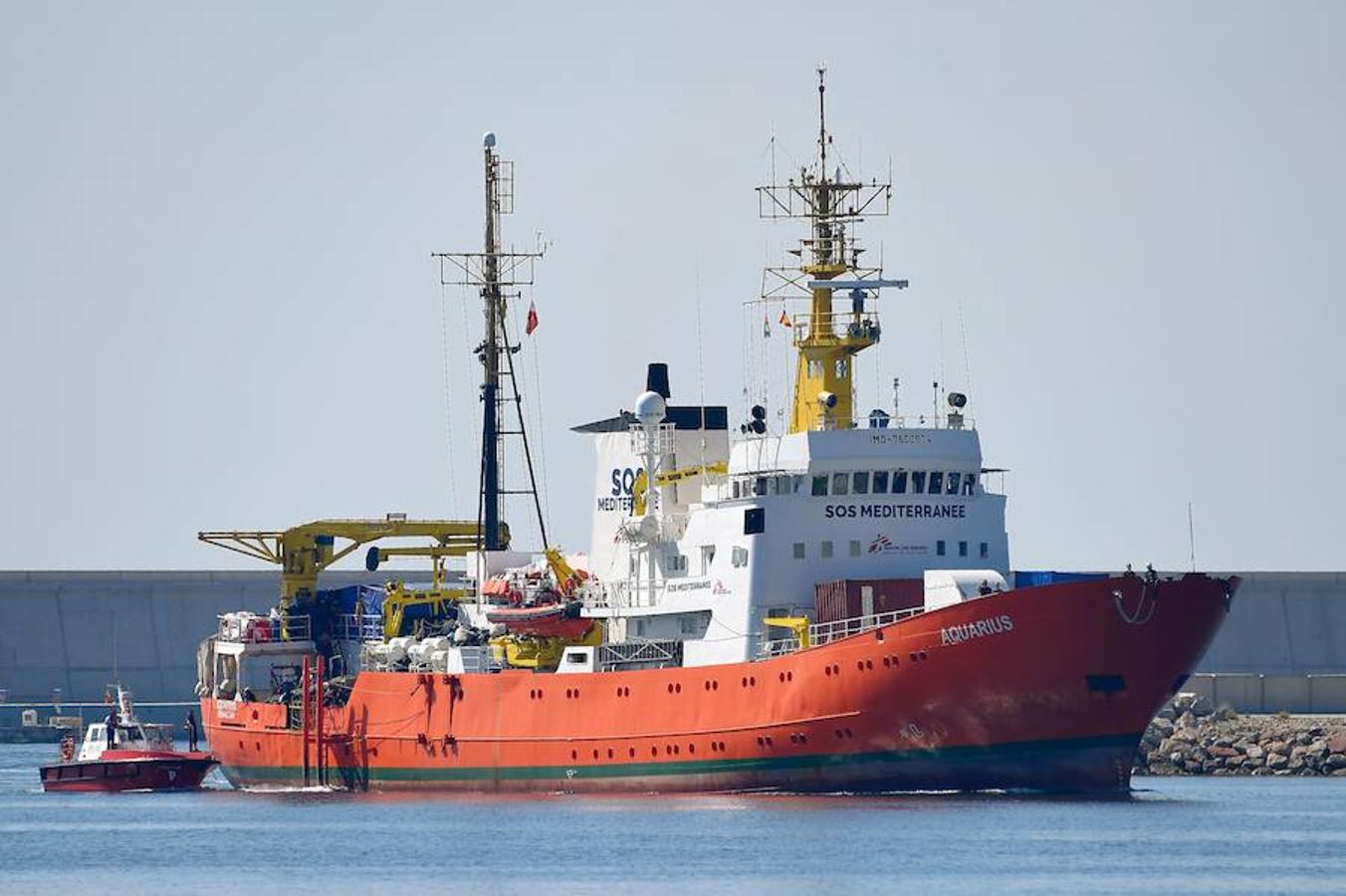 El Aquarius entra en el Puerto de Valencia. 